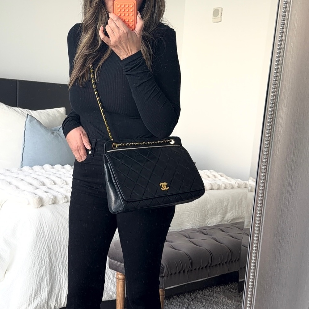 Chanel Quilted Lambskin Single Flap Shoulder Bag in Black with Gold Hardware - Picture 3 of 17